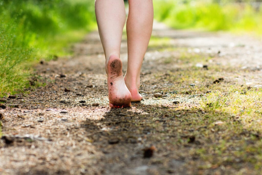 manfaat jalan tanpa alas kaki