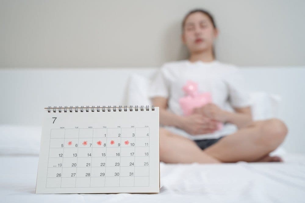 5 Posisi Tidur untuk Mengurangi Nyeri Haid yang Efektif