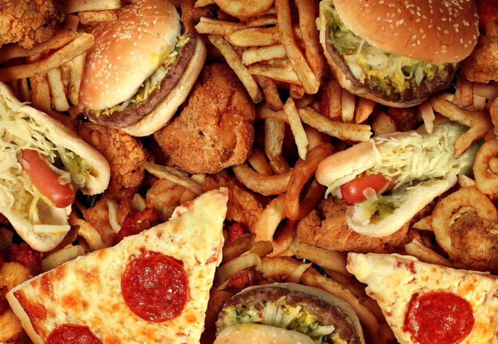Makanan Penyebab BAB Berdarah yang Perlu Dibatasi