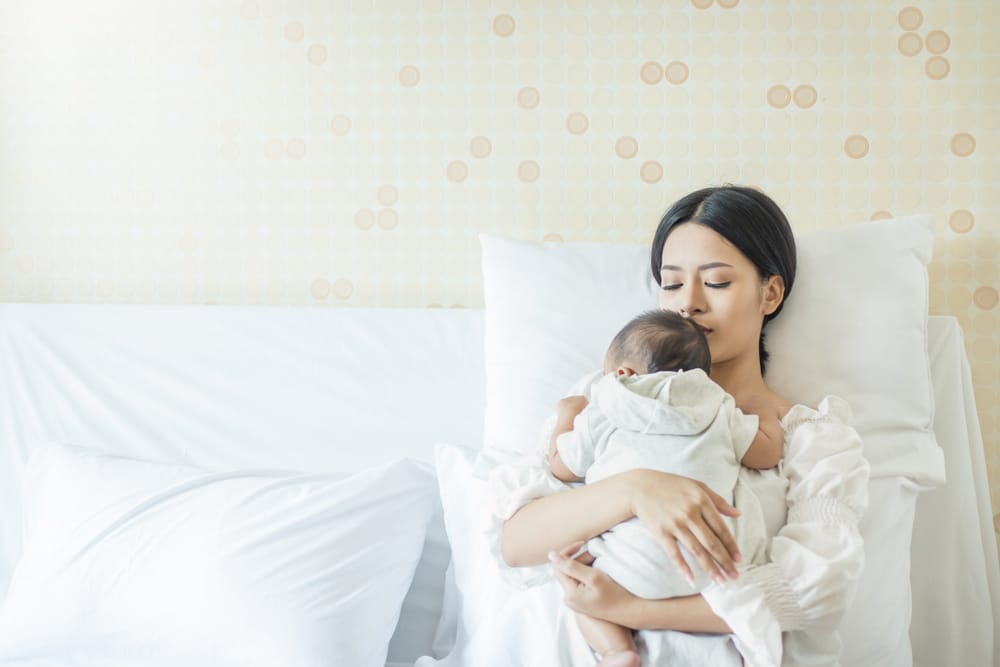 cara menenangkan bayi batuk sampai muntah