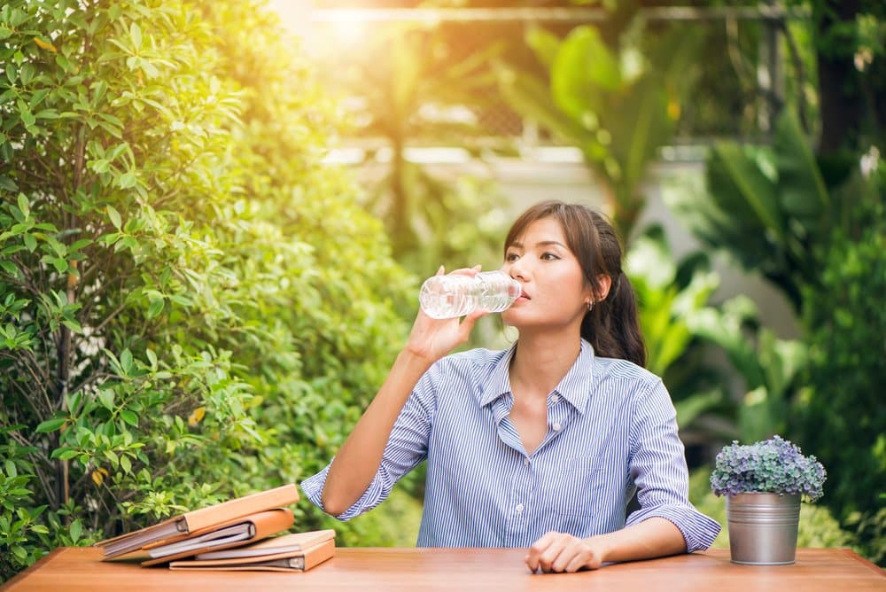 minum air putih untuk mengatasi anyang-anyangan