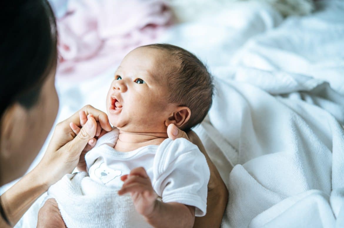 cara menghilangkan lidah putih bayi