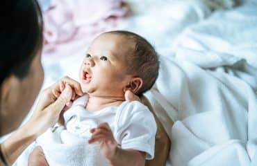 cara menghilangkan lidah putih bayi