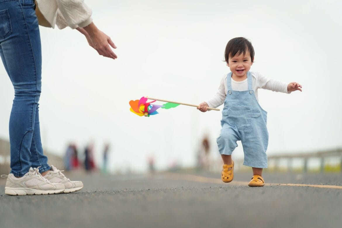 cara melatih anak berjalan