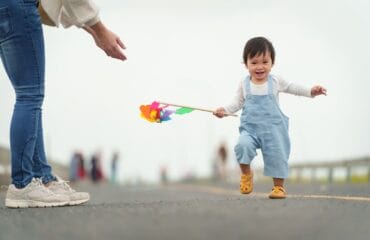 cara melatih anak berjalan
