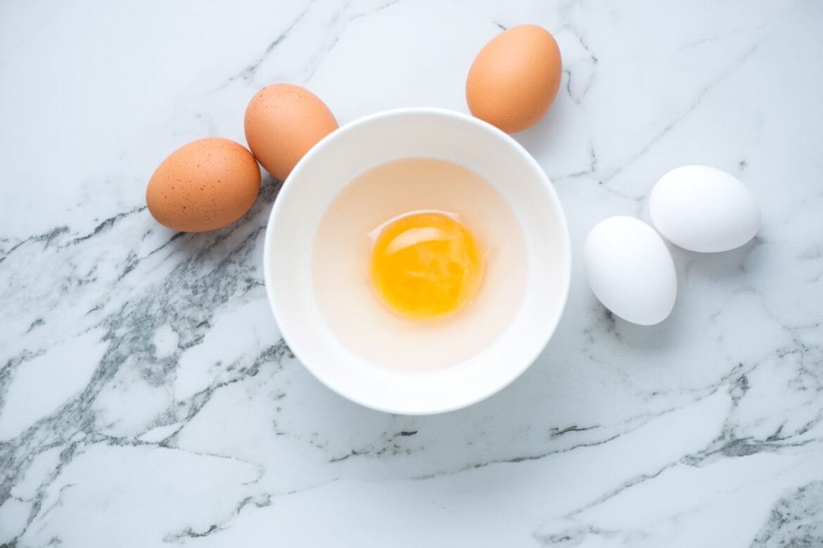 makan telur mentah