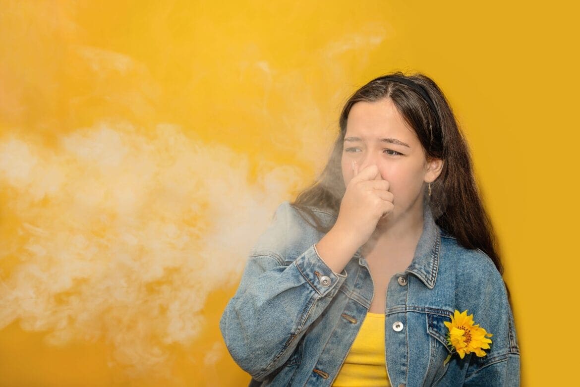 Pria menghindari asap rokok sebagai salah satu pantangan sinusitis untuk mencegah gejala memburuk