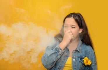 Pria menghindari asap rokok sebagai salah satu pantangan sinusitis untuk mencegah gejala memburuk