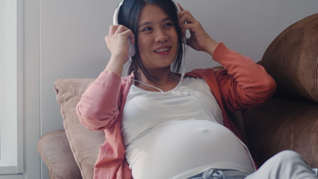 manfaat mendengarkan musik saat hamil