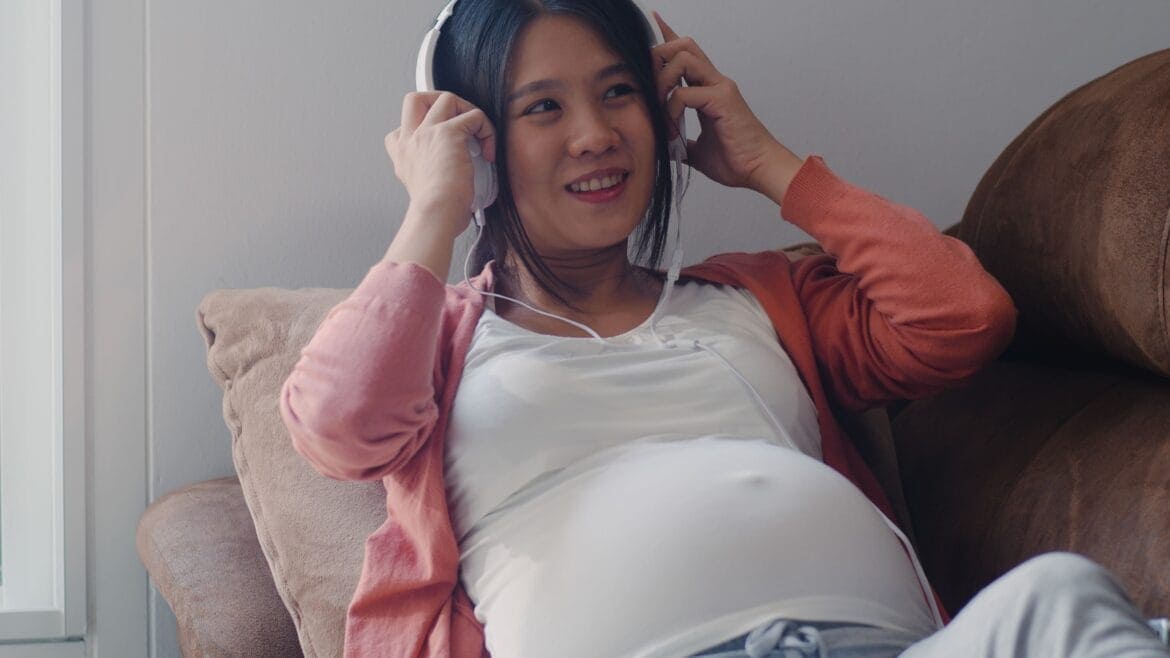 manfaat mendengarkan musik saat hamil
