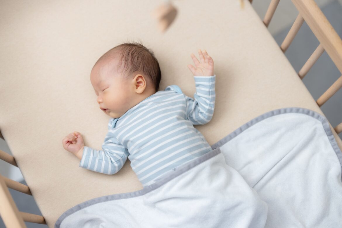 bayi tidur tanpa bantal
